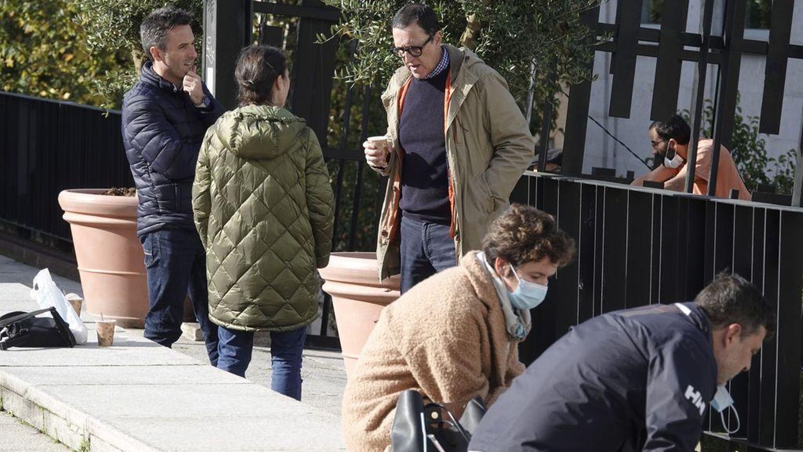 A falta de terrazas, y bares, los vigueses optan por tomars la pausa del café del trabajo en parques, bancos y calles.
