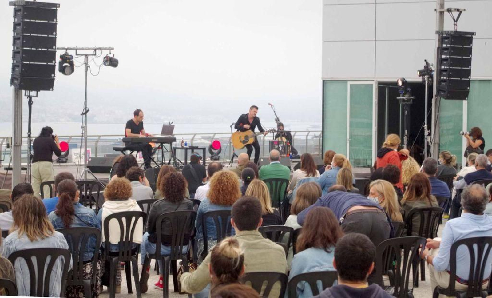 Coque Malla, acompañado por David Lads al piano, interpretó sus éxitos en acústico.