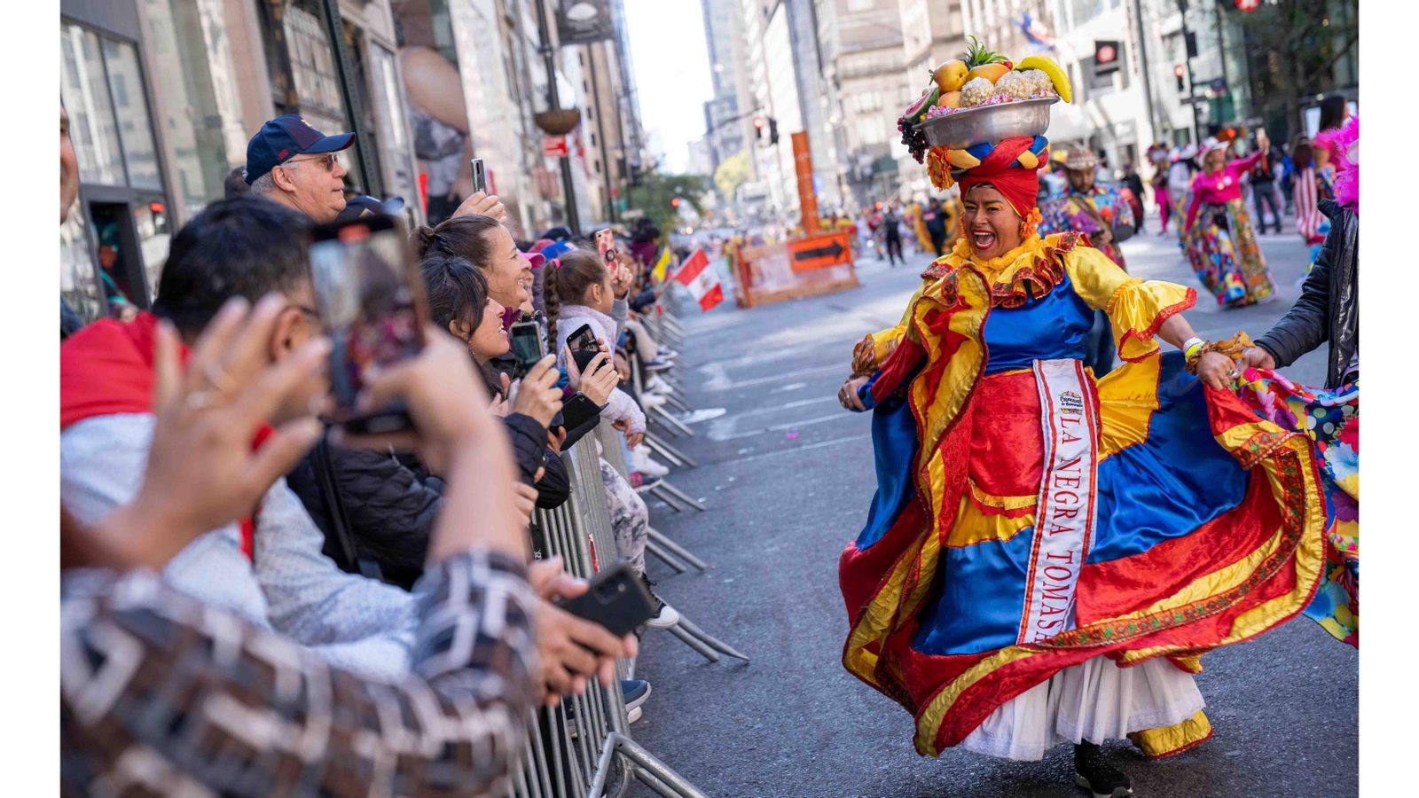 Bailarines participando en el Desfile de la Hispanidad que recorrió la Quinta Avenida, en Nueva York (EE. UU). EFE/ Ángel Colmenares