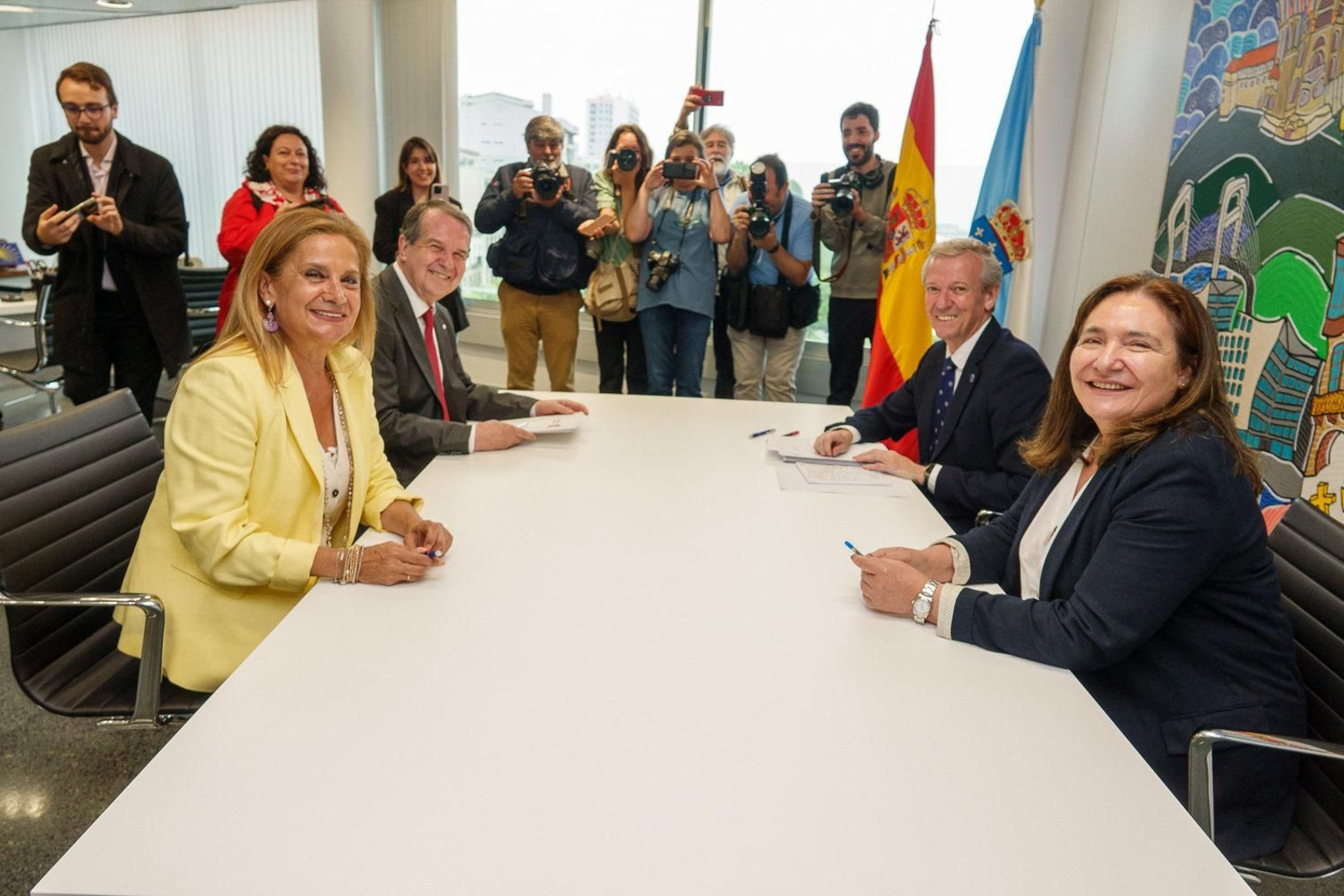 Sentados en la mesa antes de empezar la reunión.