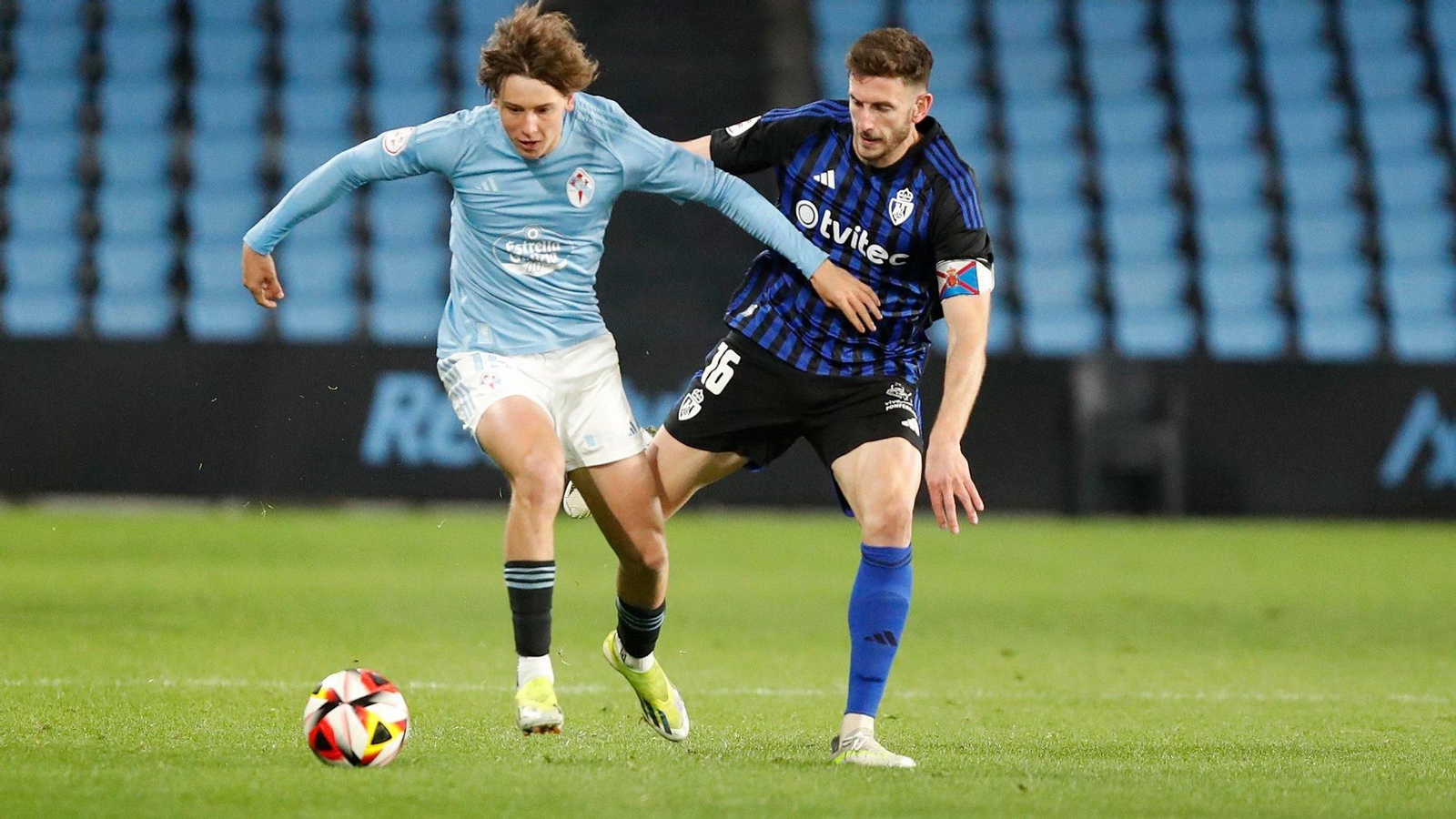 Fer López deja atrás a Markel Lozano, capitán de la Ponferradina y exjugador del Celta B hace 4 años.