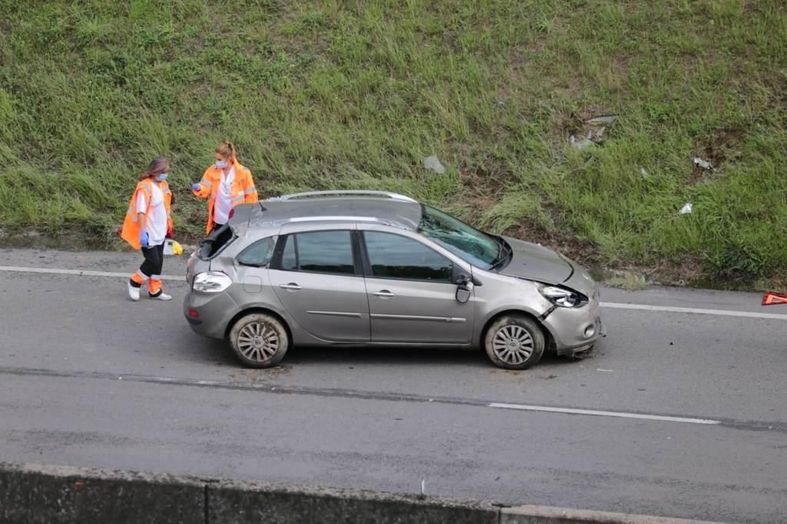 Brutal accidente en el segundo cinturón con el vuelco de dos vehículos 11