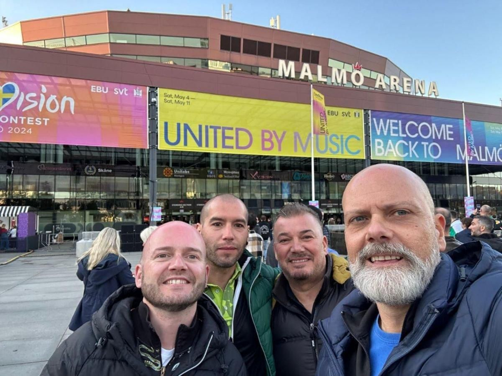 Xabi Abad (izquierda) con su grupo de amigos gallegos, antes de entrar en el Malmö Arena.