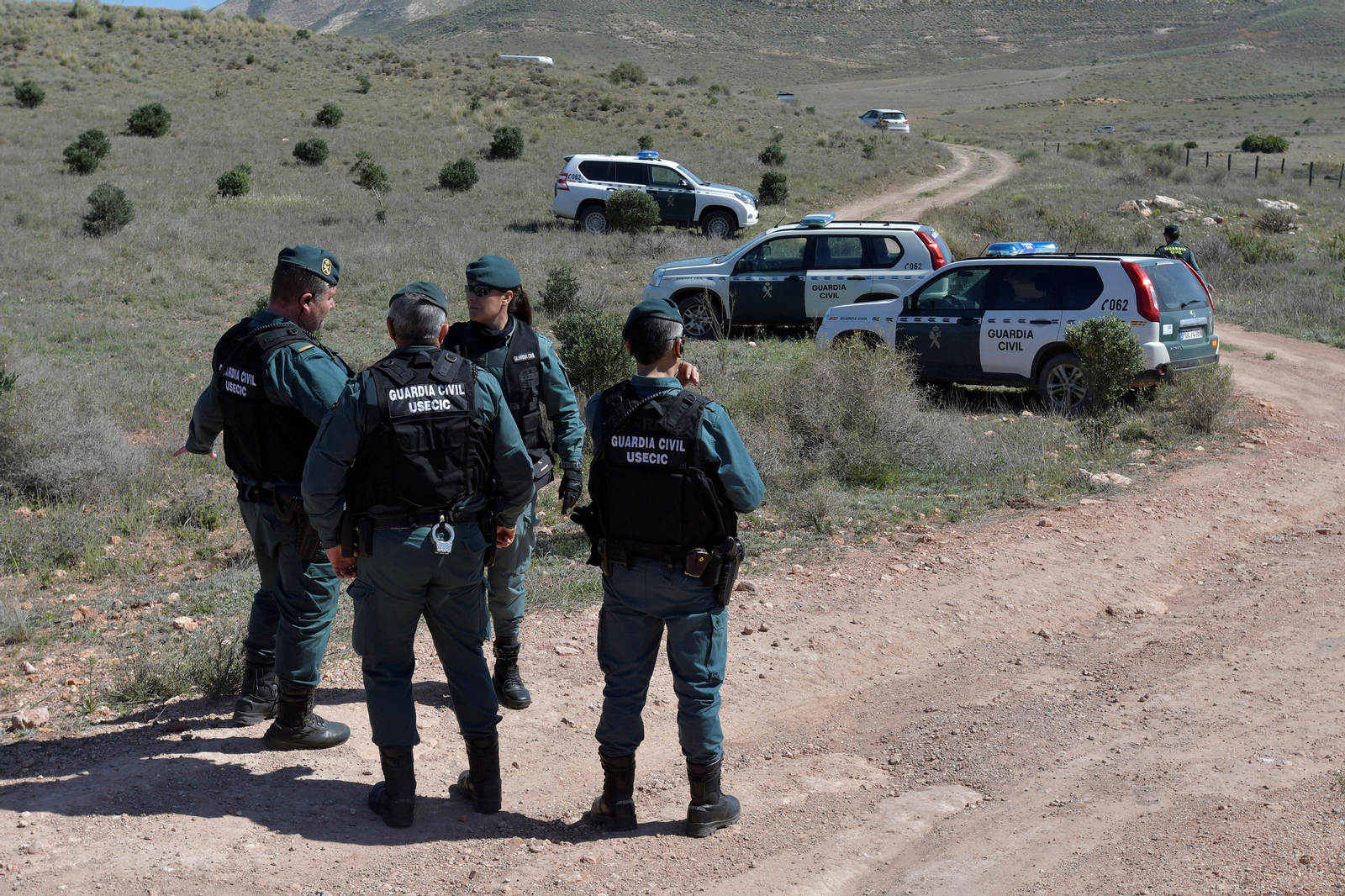 Agentes de la Guardia Civil, en la finca de Níjar en donde fue ocultado el cadáver de Gabriel.