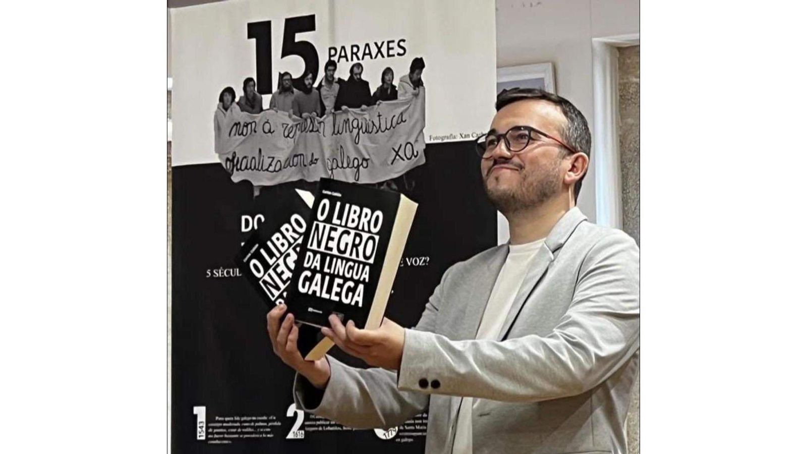 Carlos Callón con ejemplares de "O libro negro da lengua galega"