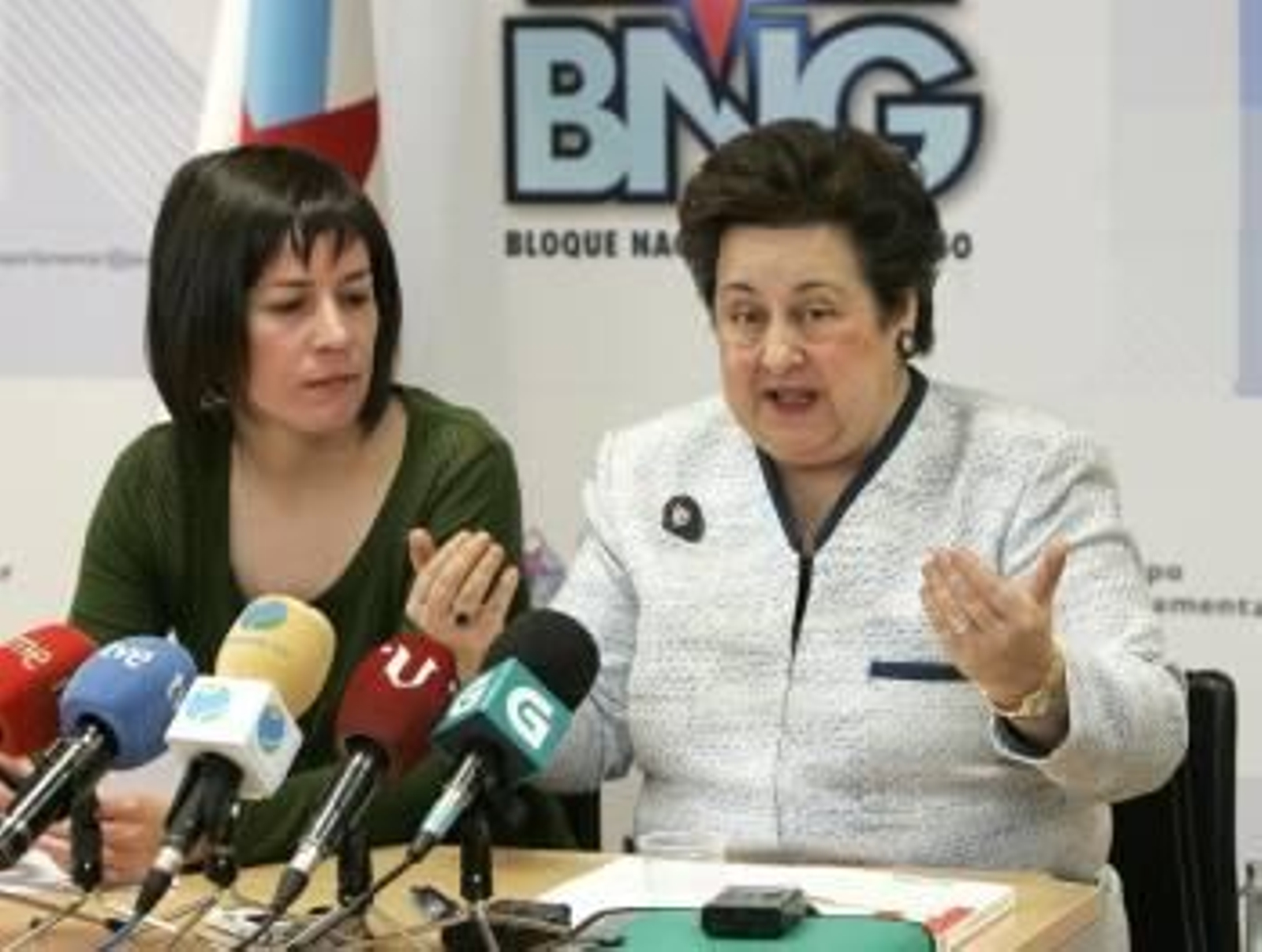 Ana Pontón y Pilar García Negro, durante la rueda de prensa en Santiago. (Foto: XOÁN REY)