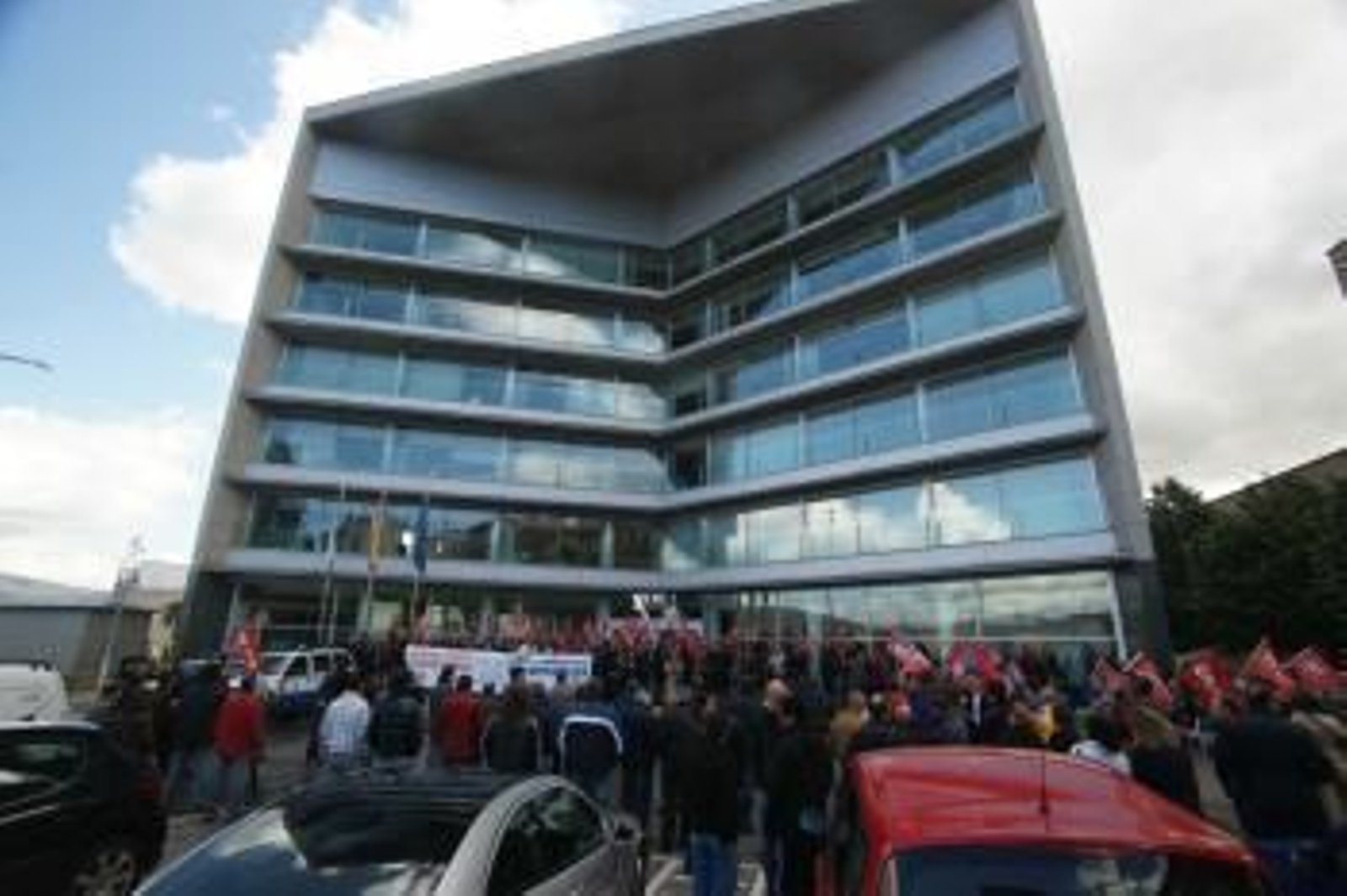 La Xunta ha convocado hoy a los sindicatos para explicarles la propuesta. En la foto la sede de la Xunta en Vigo.