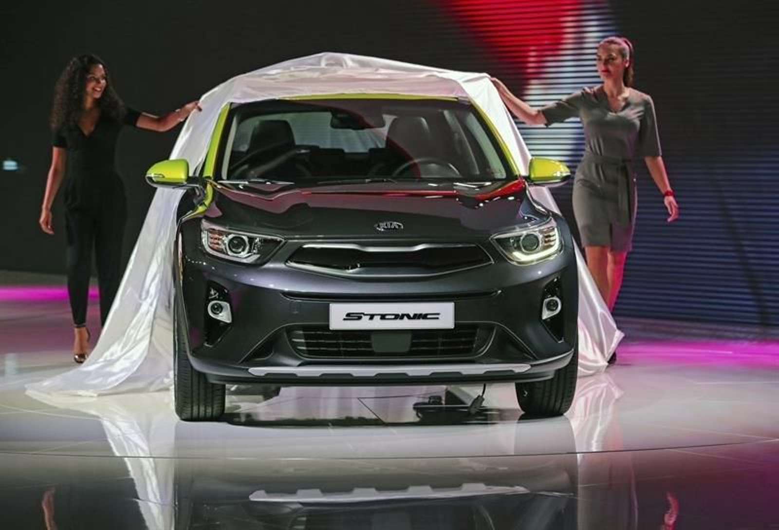 Dos azafatas descubren el nuevo KIA Stonic