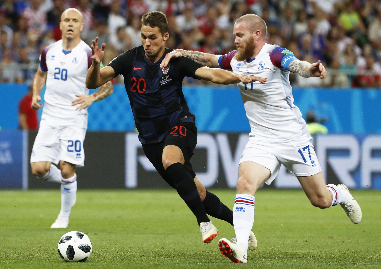 Pjaca conduce el balón ante la presión de un jugador de Islandia.