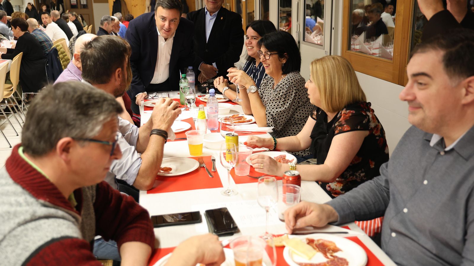 Presidente Deputación A Coruña y José Otero, presidente Centro español, saludando al Grupo Galiza Celta de Delémont que asistió al 55 aniversario