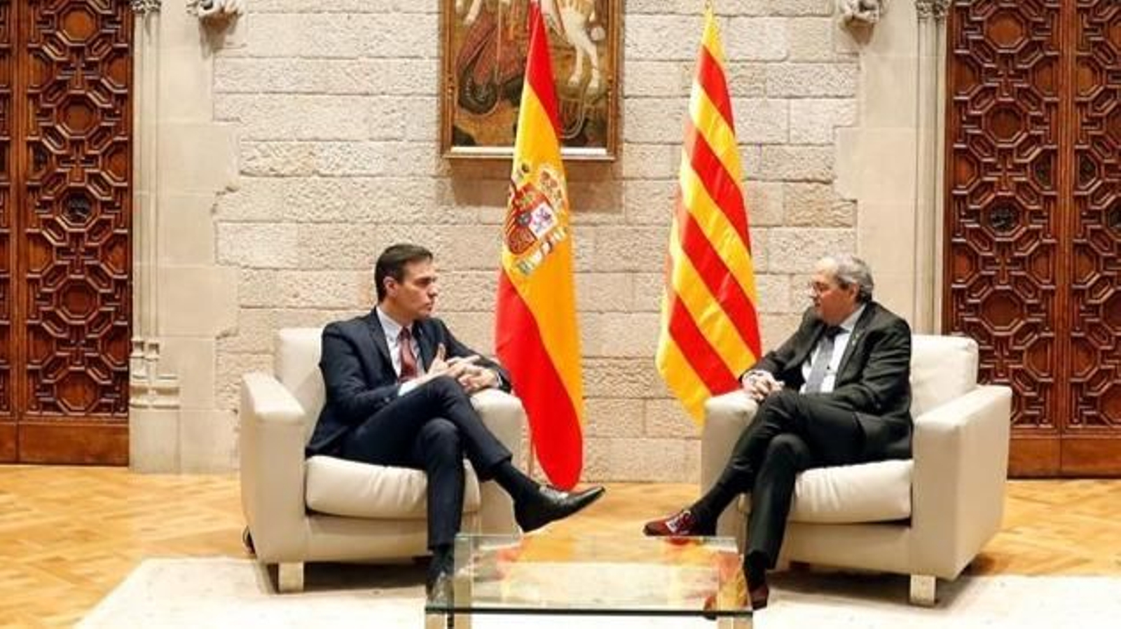 El presidente catalán, Quim Torra, y el presidente del Gobierno, Pedro Sánchez, durante la reunión que mantuvieron en el Palau de la Generalitat