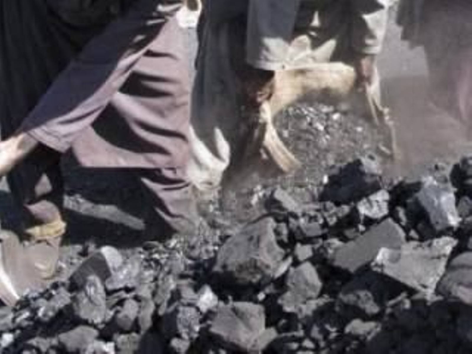 Varios mineros en una mina de carbón.