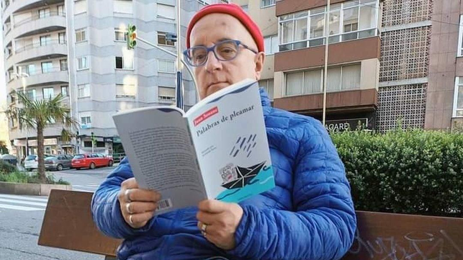 Juan Seoane, con su última publicación, “Palabras de pleamar”.