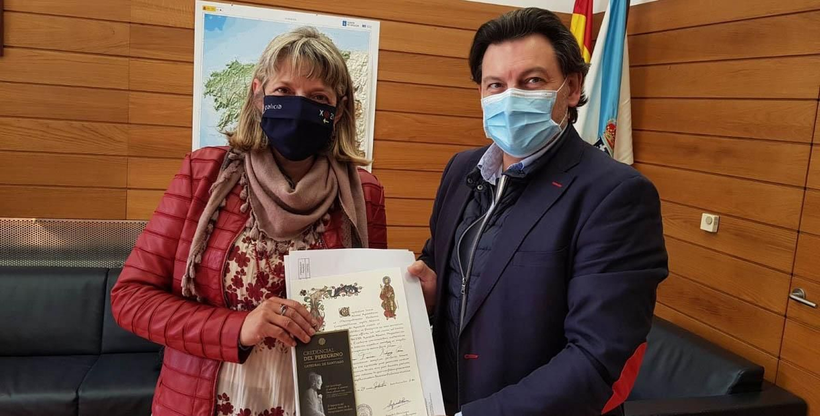 El secretario xeral da Emigración y la presidenta del Lar Gallego de Pamplona, en el momento de entrega de las compostelas