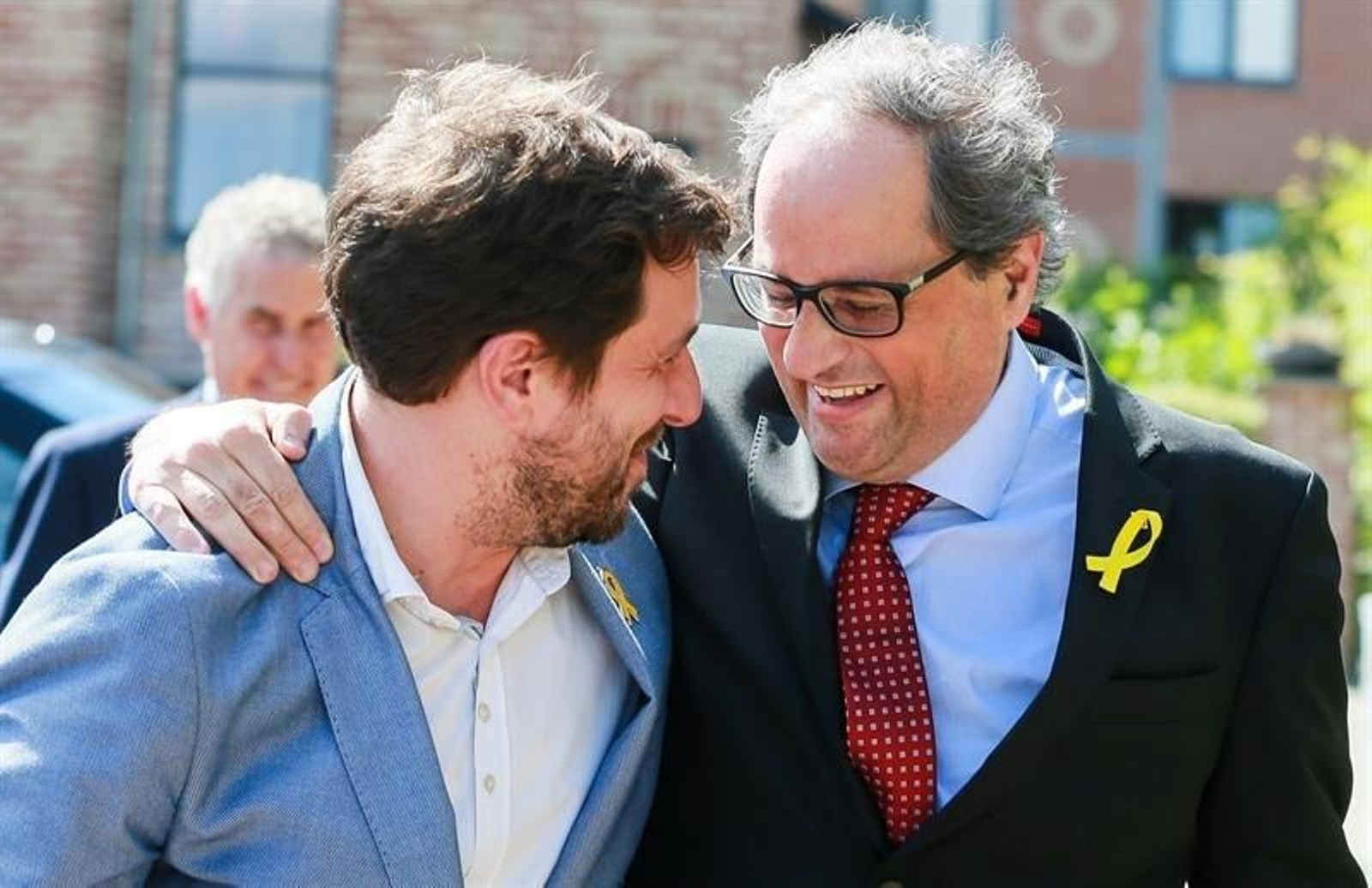El presidente de la Generalitat, Quim Torra (d), charla con el exconseller Antoni Comín durante el encuentro que mantuvieron en Waterloo (Bélgica)