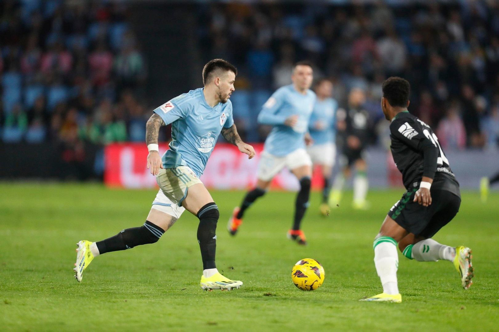 Carles Pérez encara a un rival.