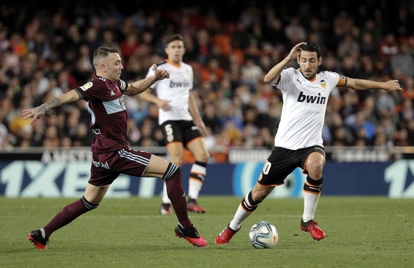 El centrocampista del Valencia Dani Parejo (d) pelea un balón con Iago Aspas, del Celta