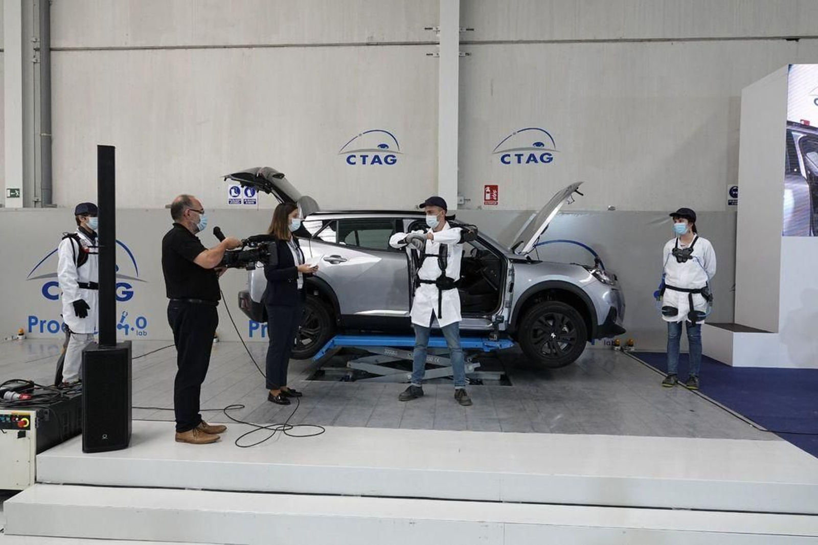 Demostración del uso de un exoesqueleto en automoción.