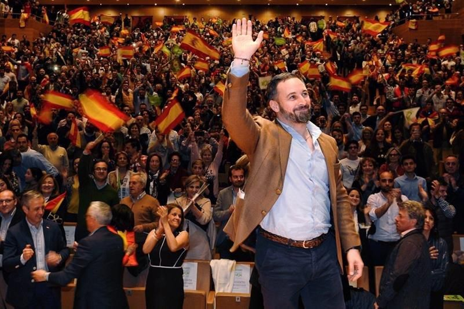 Abascal saluda a los asistentes al acto de su partido en Valladolid, el lunes.
