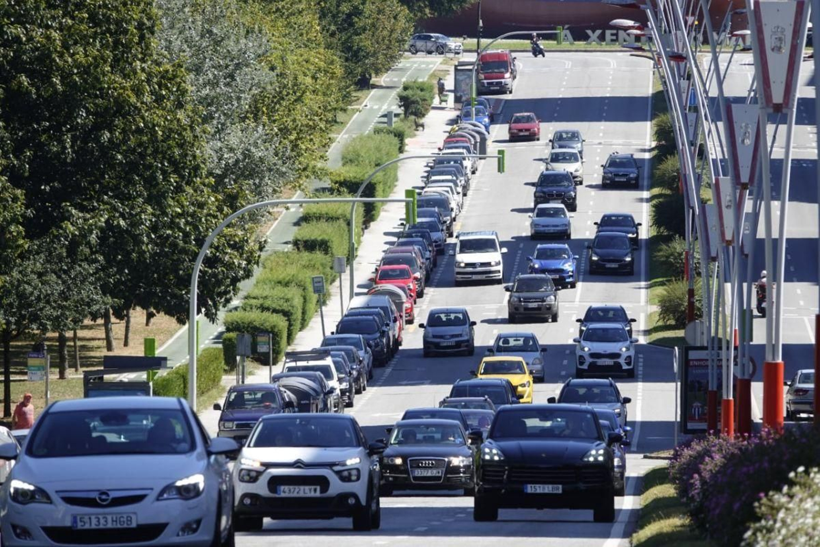 Vehículos circulando por la Avenida de Castelao, una de las que tiene tráfico más fluido.