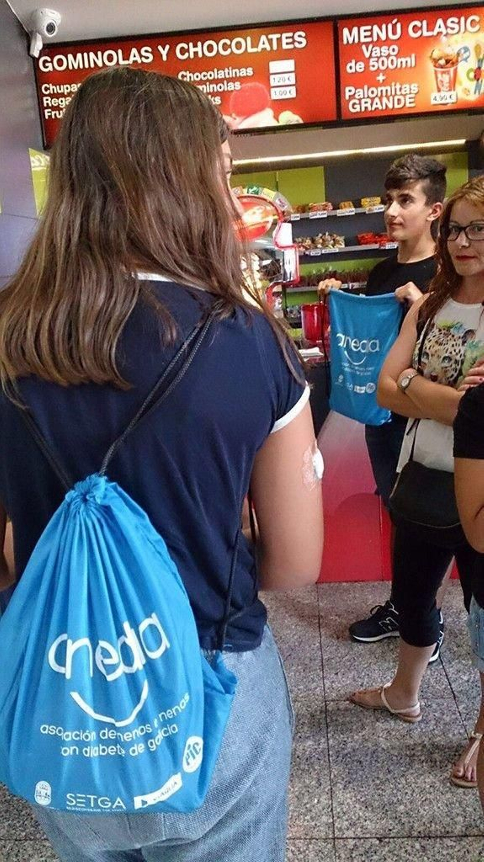 Una niña con mochila de Anedia.