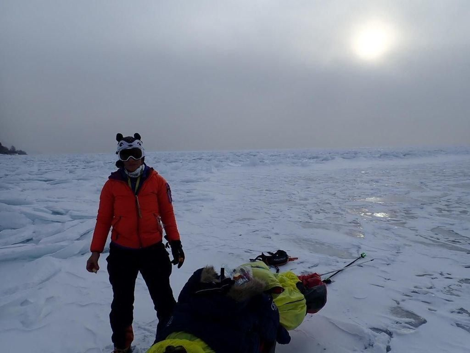 Chus Lago, en medio del lago siberiano Baikal, con el trineo de 85 kilos que arrastra atados por una cuerda al arnés.