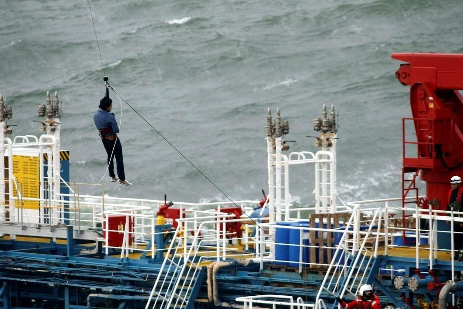 Un tripulante del Blue Star es izado a un helicóptero de Salvamento Marítimo.