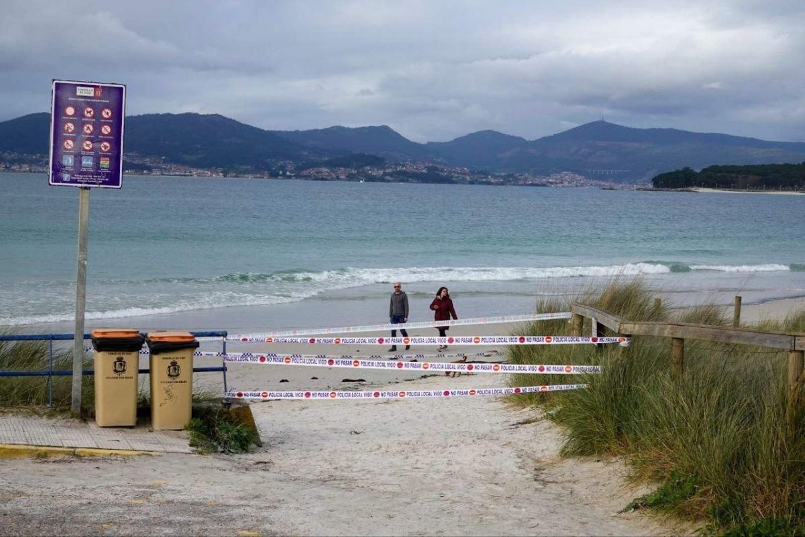El acceso a la playa permanece cerrado.