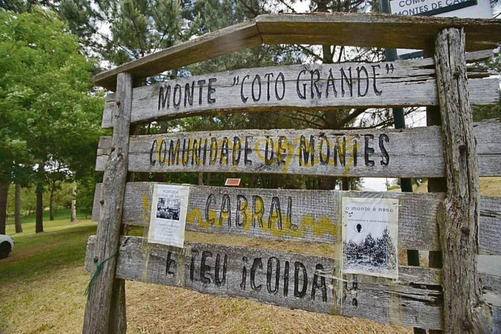 Un cartel de Cotogrande, propiedad de la Comunidad de Montes de Cabral.