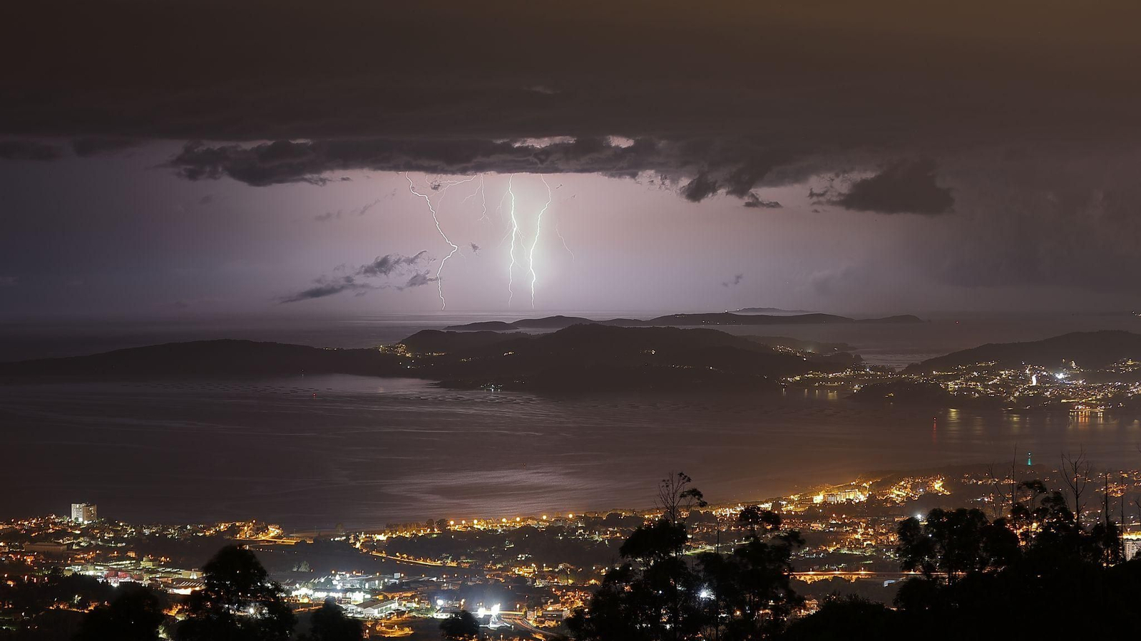 Rayos sobre la Ría de Vigo. // Alberte