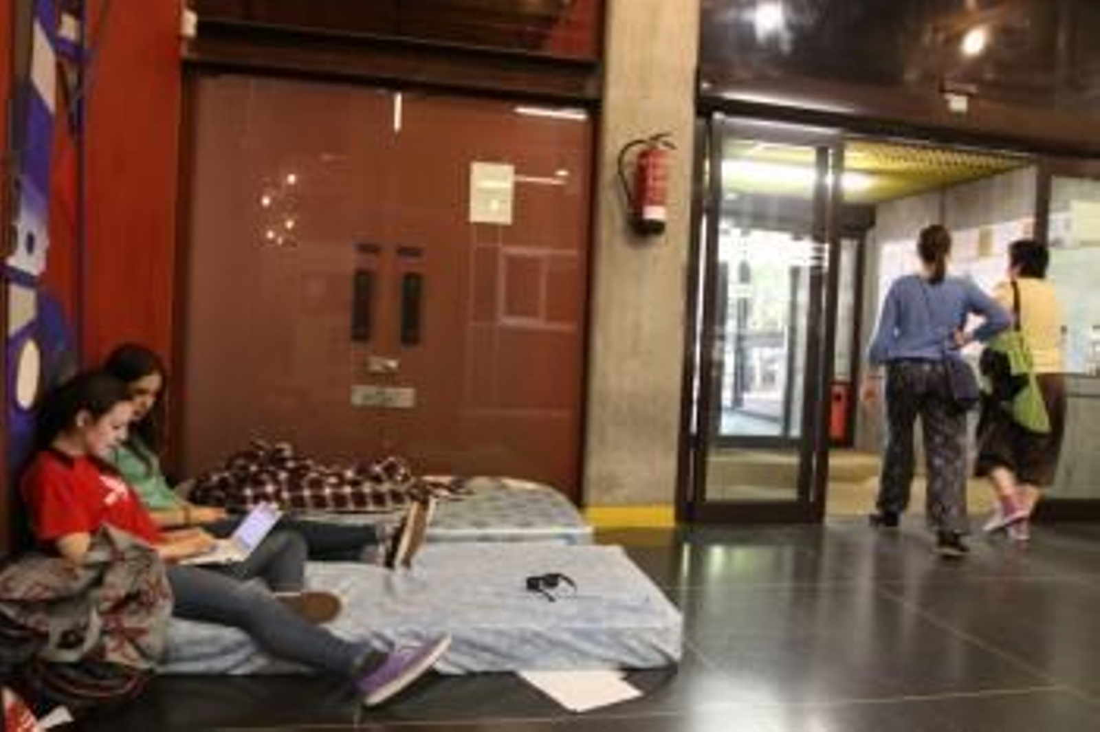 Dos estudiantes durante el encierro en el Campus (Foto: Miguel Ángel)