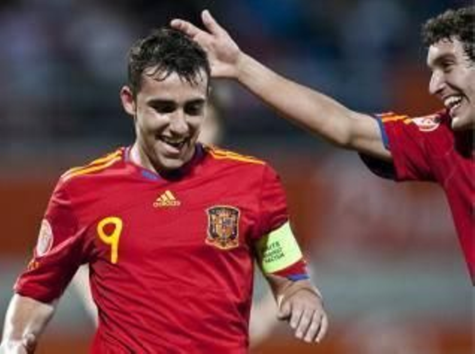El jugador del Valencia Alcacer, jugando con la selección española (Foto: EFE)