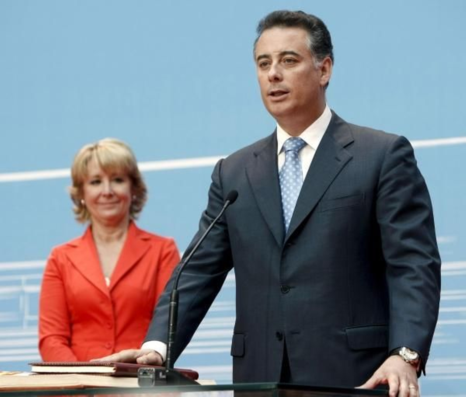 La presidenta de la Comunidad de Madrid, con el consejero de Deportes cesado, en una imagen de archivo.