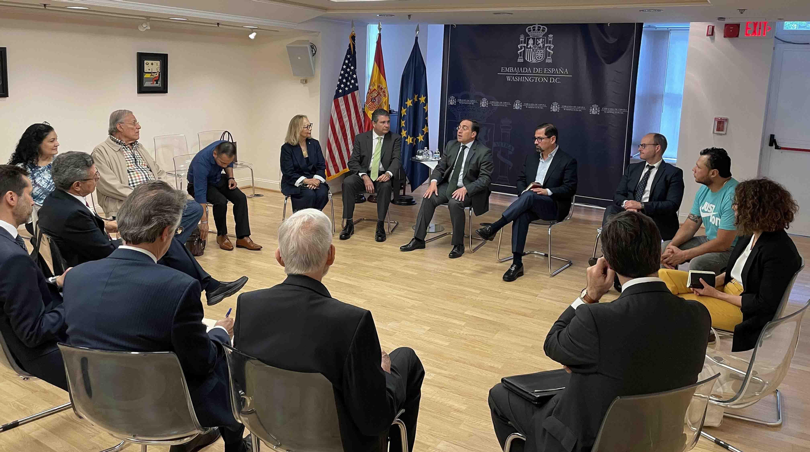 El ministro de Asuntos Exteriores de España, José Manuel Albares (c), reunido con opositores nicaragüenses despojados de su nacionalidad, en Washington (EE. UU). EFE/ Octavio Guzmán