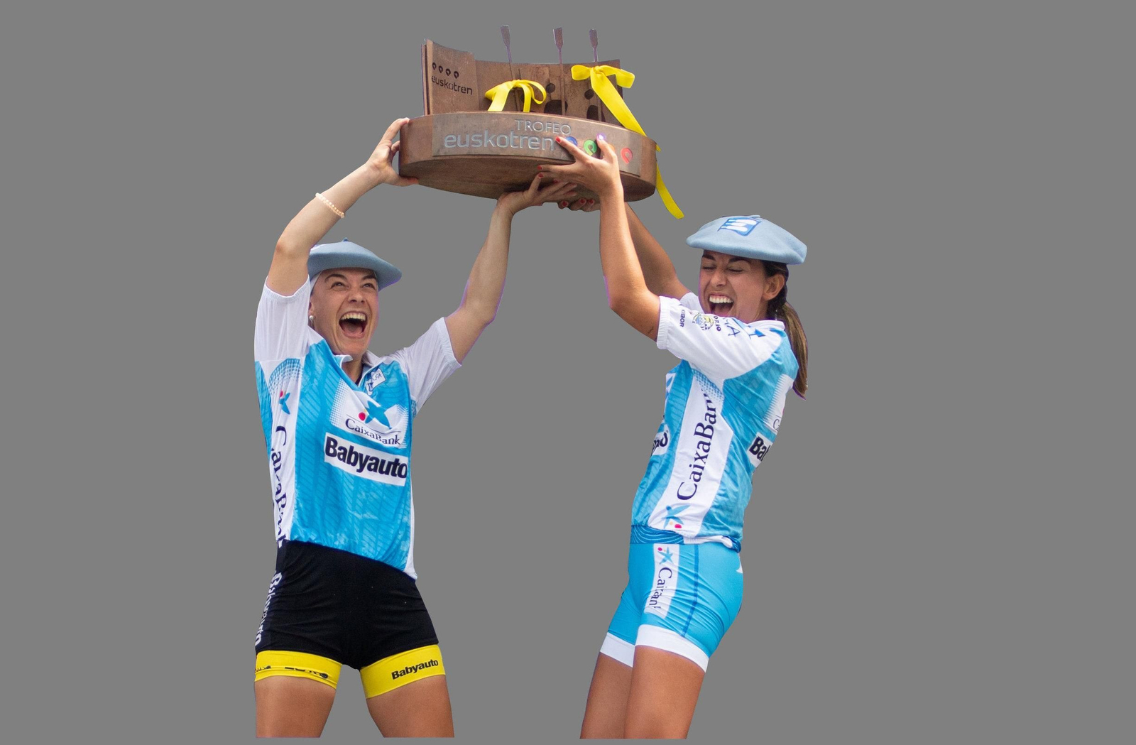 Vicky Piñeiro (izquierda) levanta el trofeo de la Liga Euskotren junto a una compañera.