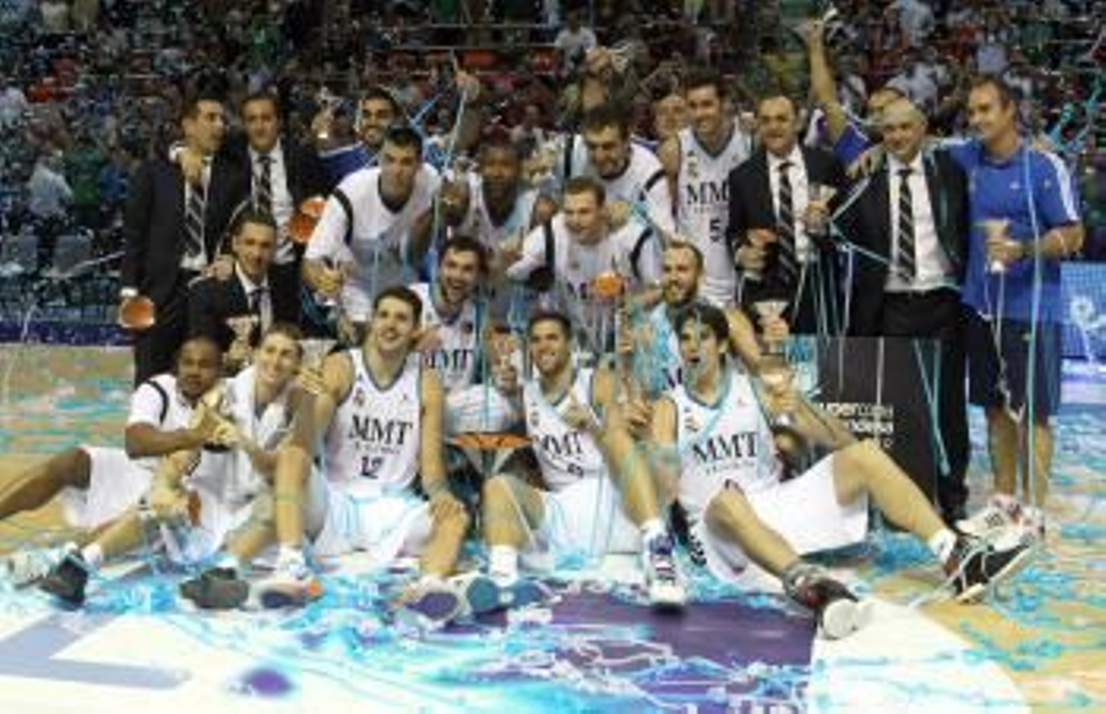 Plantilla y cuerpo técnico del Real Madrid celebran el título de la Supercopa de baloncesto.