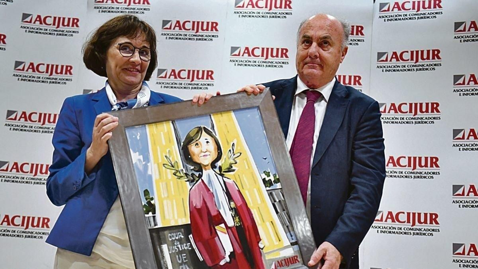 García Castellón, entregando un premio a la jueza del TJUE, Lourdes Arastey.