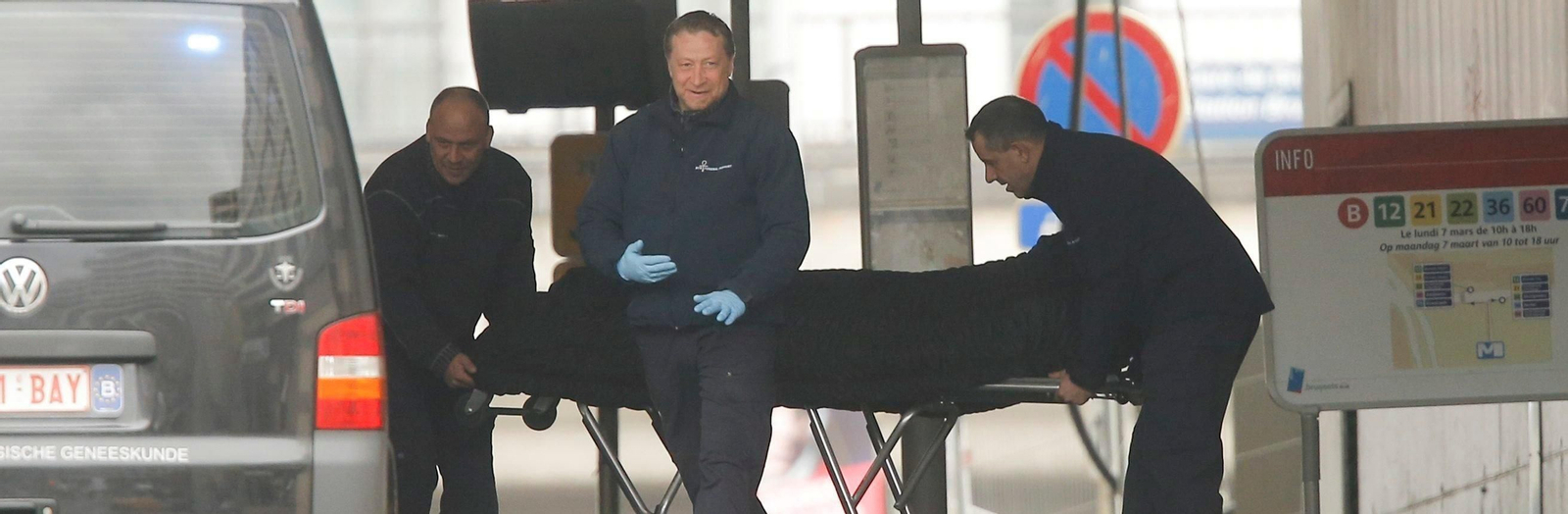 El cuerpo sin vida de una de las víctimas del atentado en la parada de metro de Maelbeek en Bruselas
