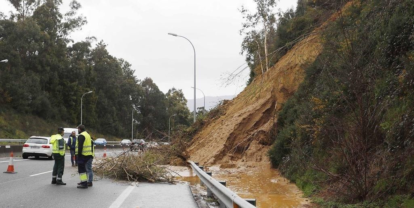 El derrumbe se produjo entre los túneles de Candeán y A Madroa y originó importantes retenciones.