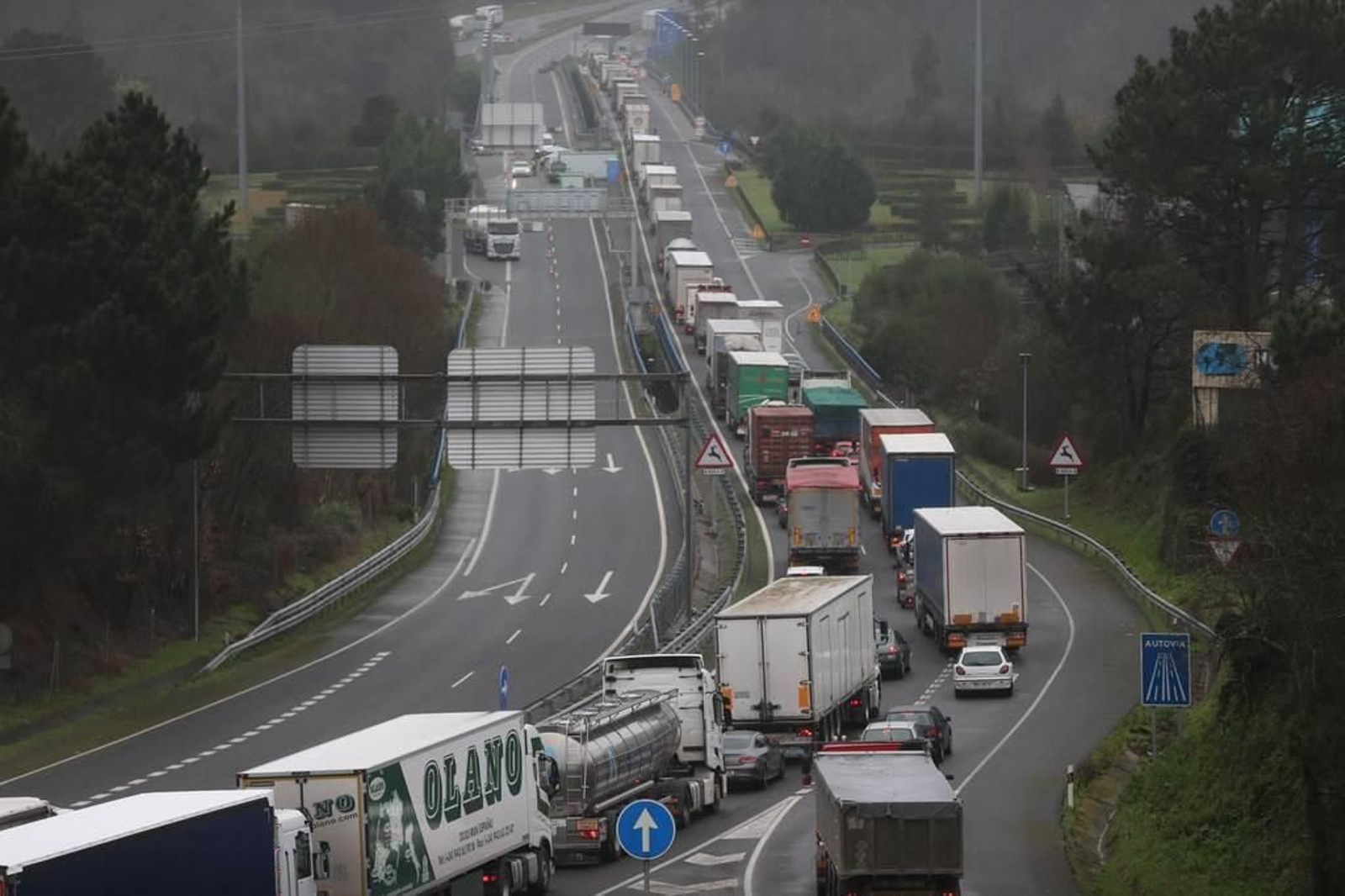 Colas kilométricas en la frontera de Tui para entrar en Portugal 1