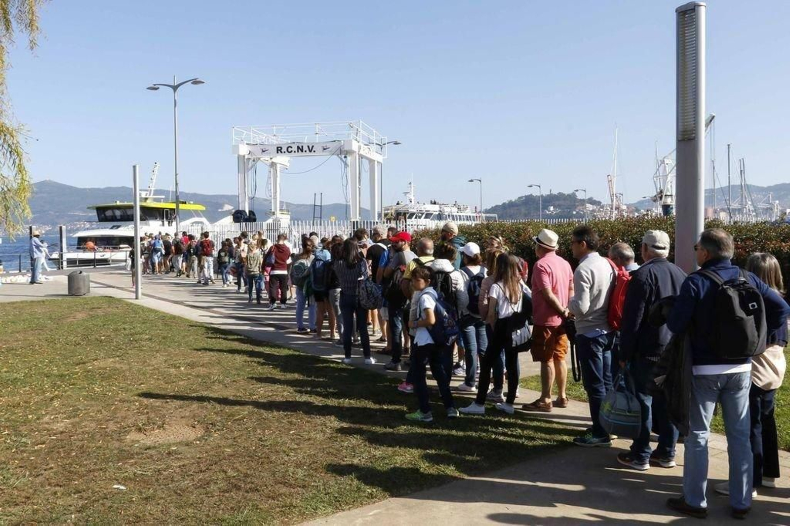 Colas para embarcar hacia las Cíes desde el puerto vigués.
