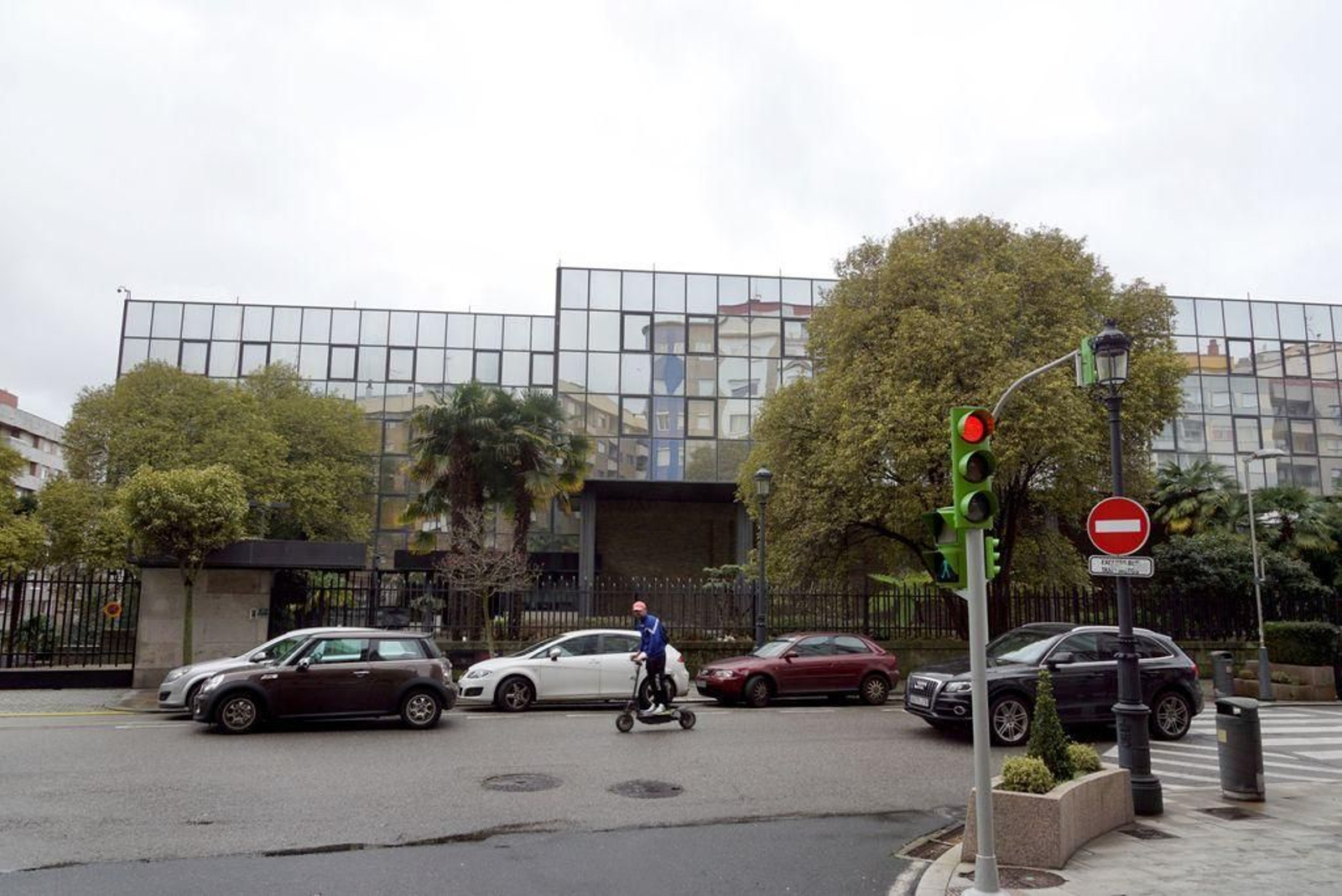 El antiguo centro informático de Caixanova, en Lopez Mora, cerrado desde hace años.