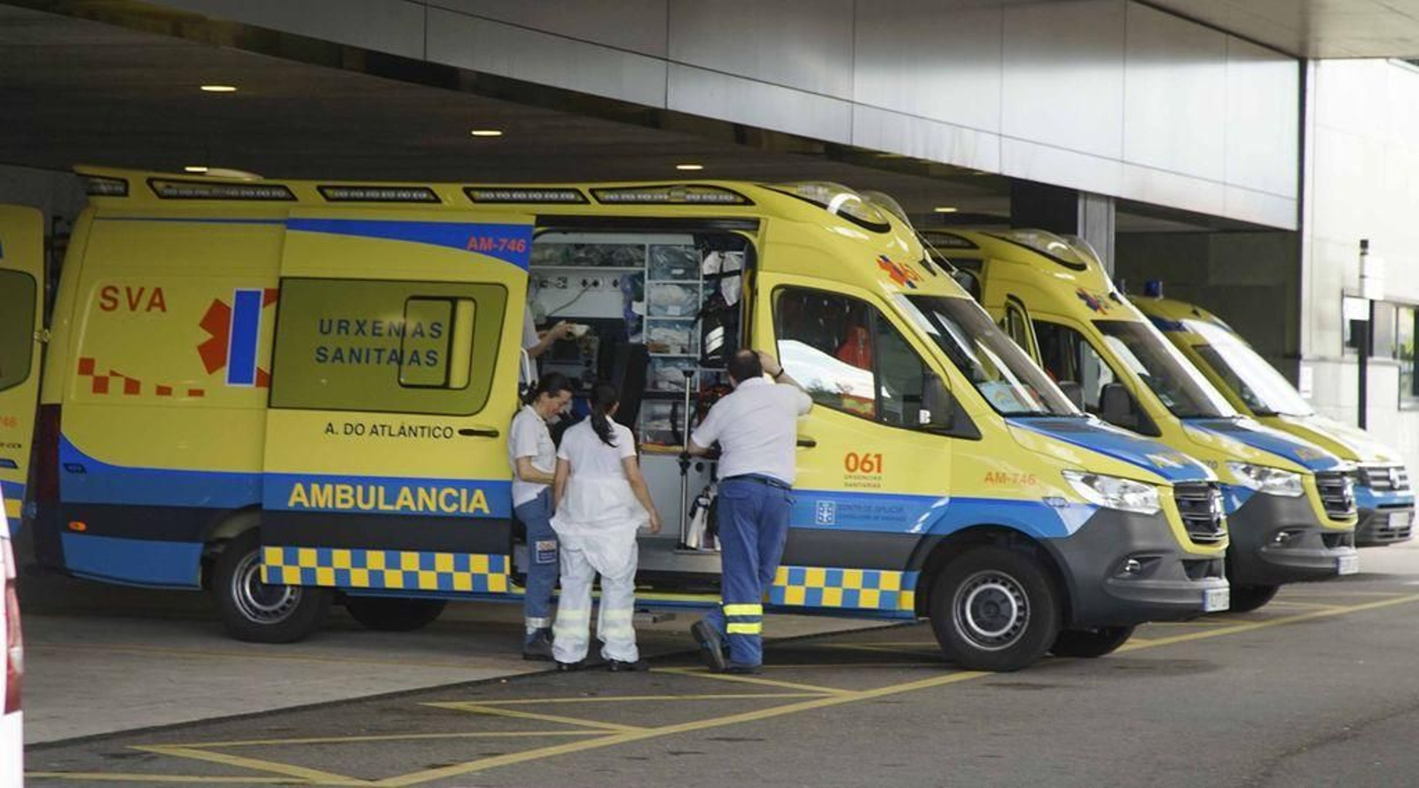 Ambulancias ante la entrada de Urgencias respiratorias.