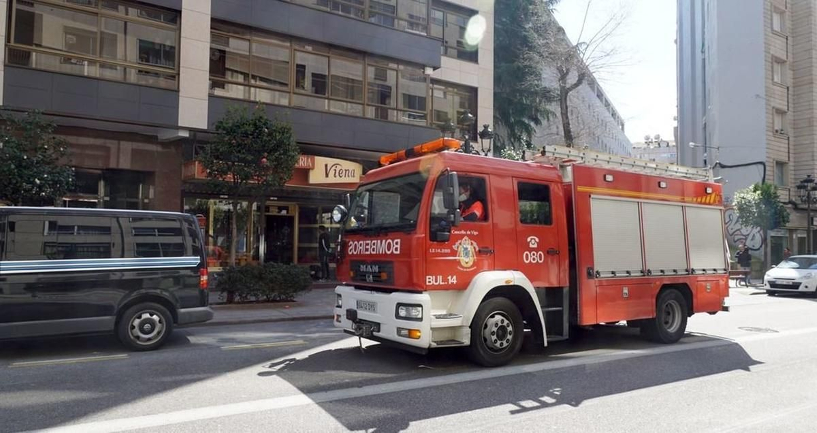 Imagen de un camión de los bomberos de Vigo, acudiendo a una intervención.