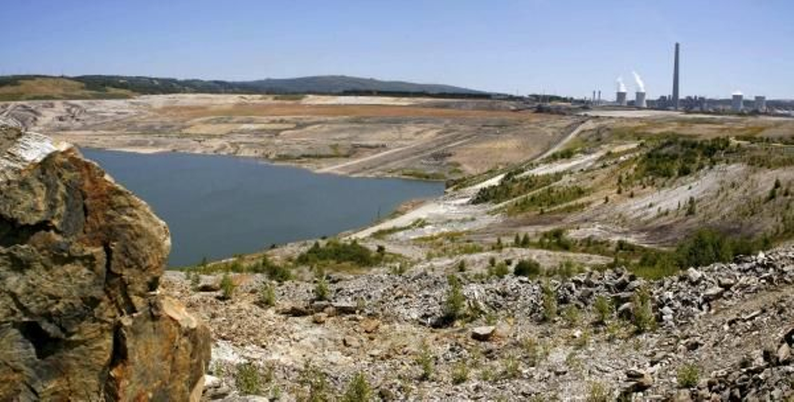 El lago artificial de As Pontes. (Foto: Archivo)