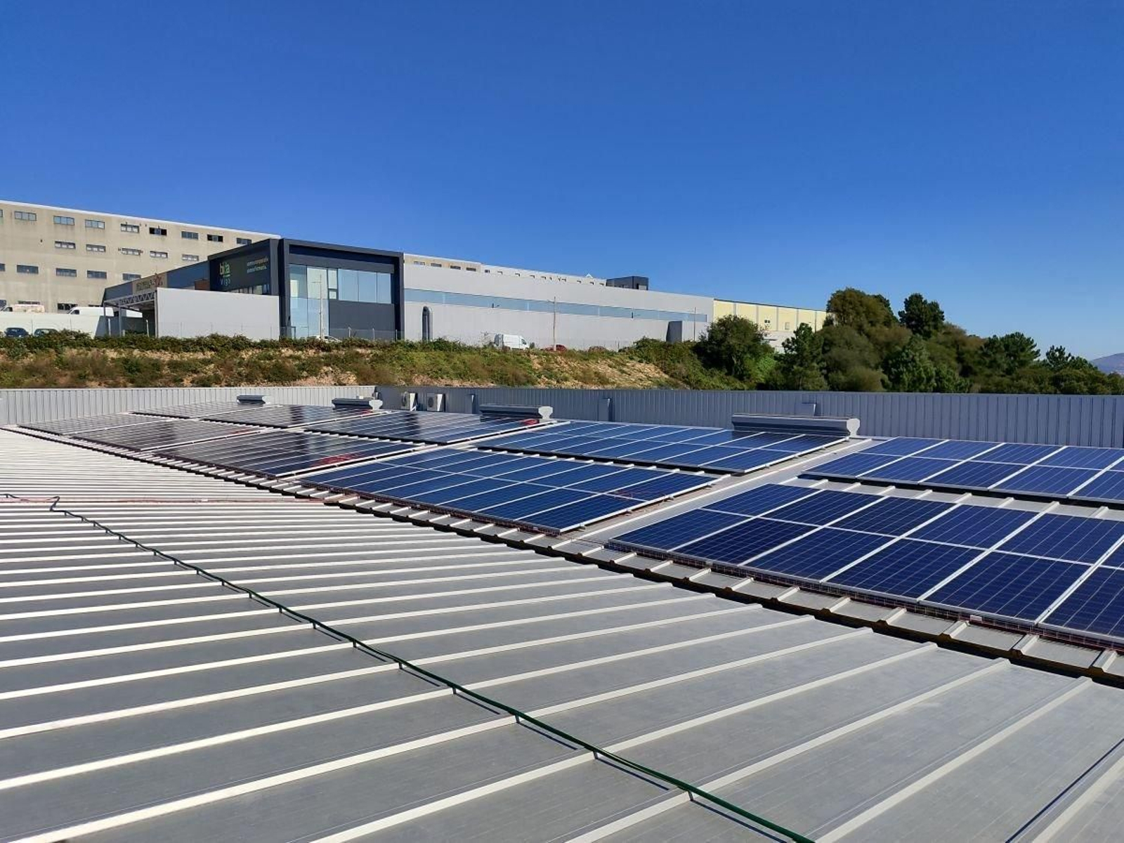 La nave de la empresa Baygar, en Monte Faquiña, la primera con la instalación fotovoltaica de la comunidad energética.