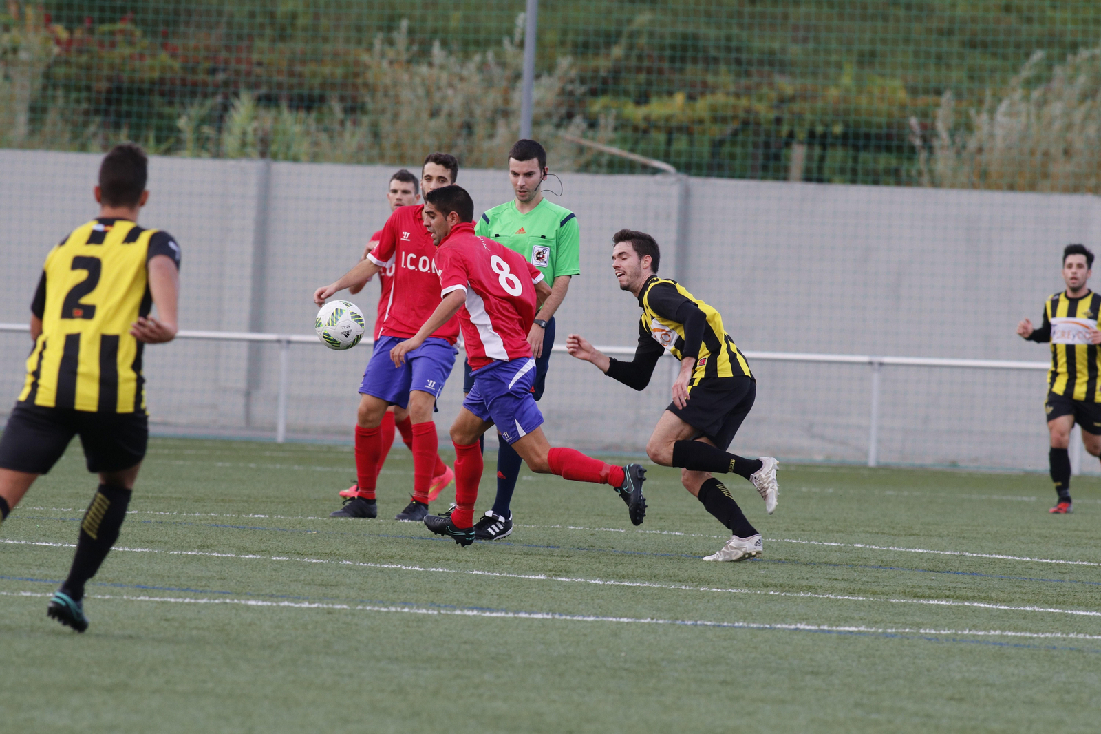 Gabi Misa conduce o esférico nun partido anterior.