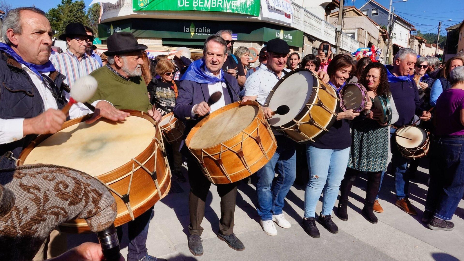 Abel Caballero con el bombo.