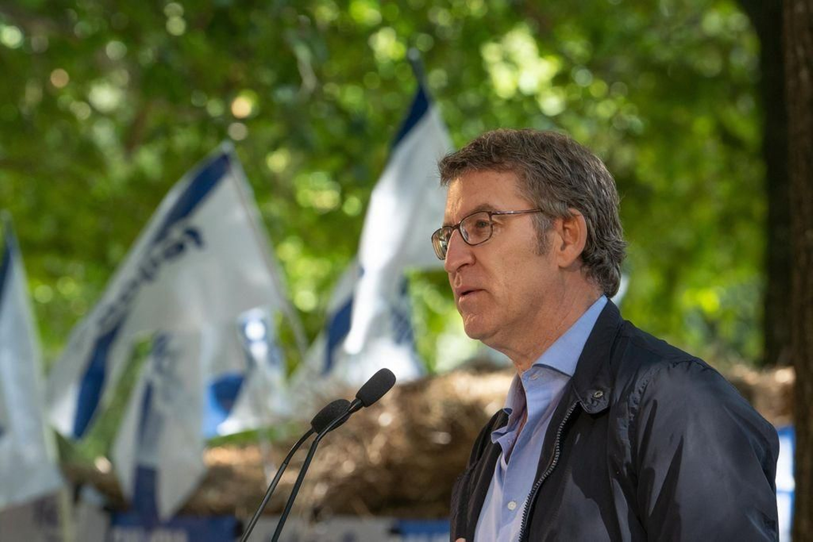 Alberto Núñez Feijóo en un momento del mitin que tuvo lugar ayer en Nigrán, donde se mantuvieron las medidas de seguridad sanitarias entre los presentes, con mascarilla y distancia.
