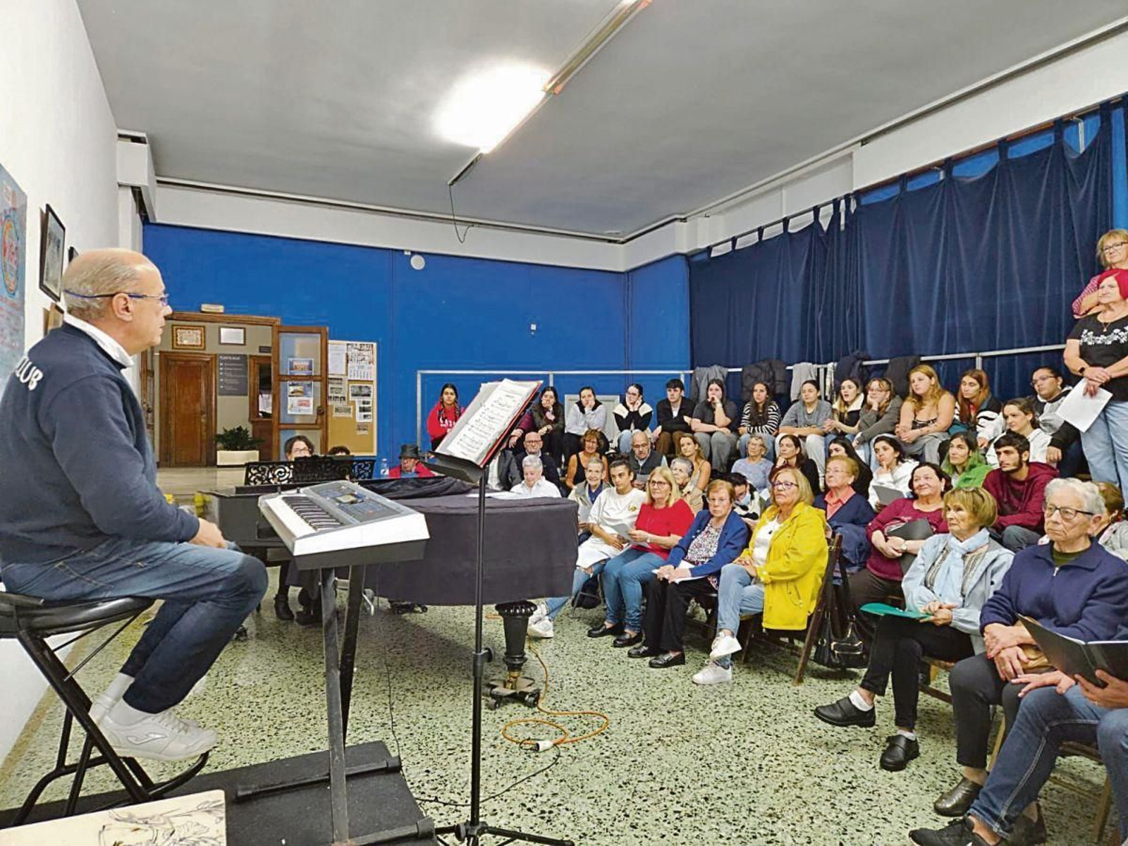 El coro Sonidos de la Memoria, dirigida por Óscar Villar, ensayando con estudiantes del colegio San Xosé da Guía.